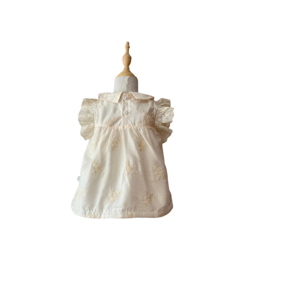 Vestido color beige con flores bordadas. - Imagen 3