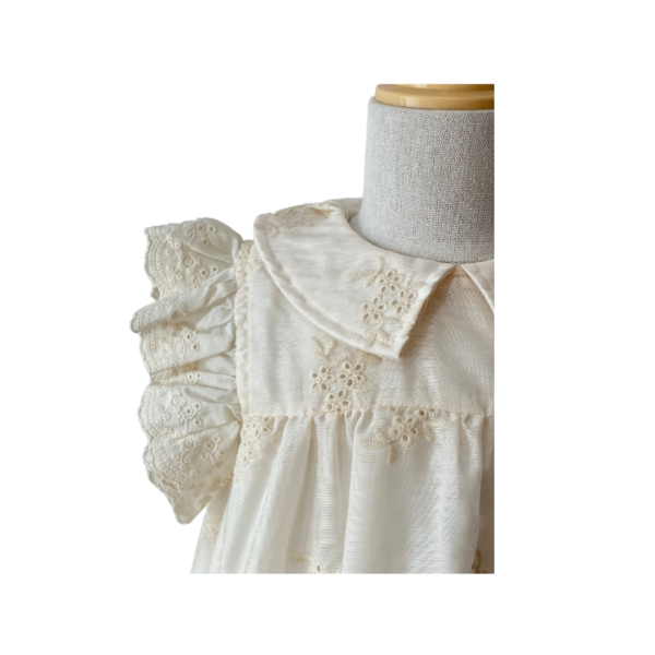 Vestido color beige con flores bordadas. - Imagen 2